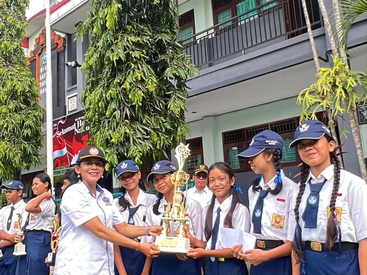Penyerahan apresiasi kepada siswa-siswi berprestasi sebagai wujud penghargaan atas kerja keras dan dedikasi mereka.